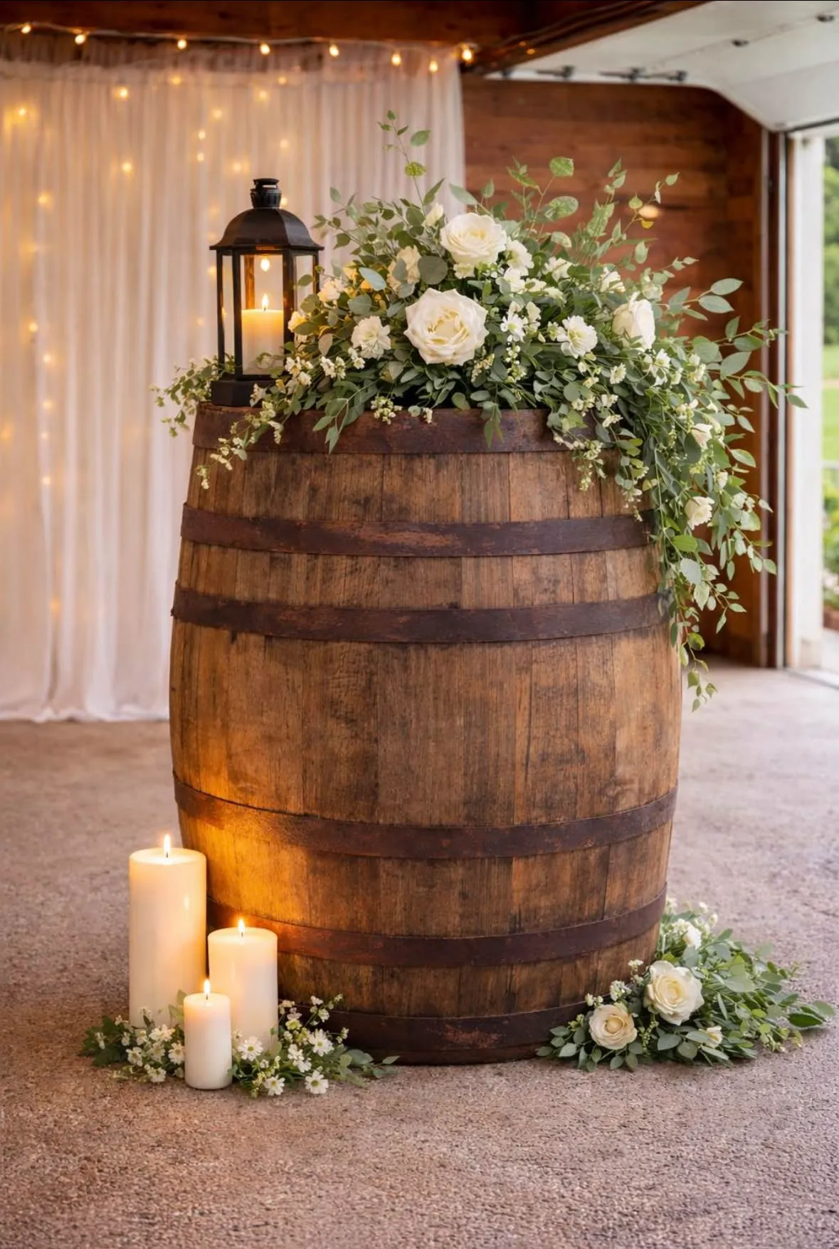Botte di legno con rose bianche, verde e lanterna