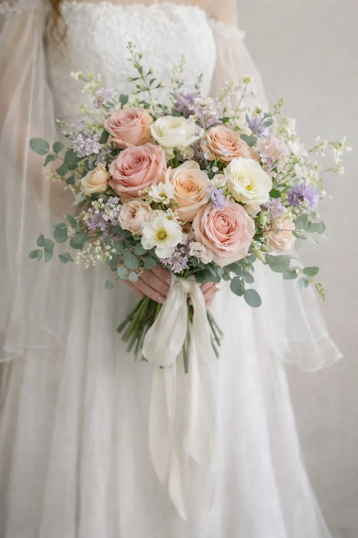 Bouquet campestre di rose pastello e fiori lilla